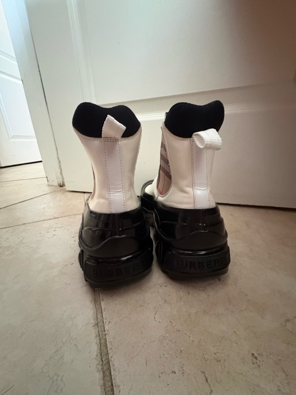 Burberry Rain/Snow boots - Picture 4 of 14